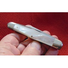 MINT CONDITION VINTAGE UTICA CUTLERY UTICA N.Y. SWELLCENTER WHITTLER SAMPLE KNIFE GENUINE PEARL MINT CONDITION VINTAGE UTICA CUTLERY UTICA N.Y. SWELLCENTER WHITTLER SAMPLE KNIFE GENUINE PEARL