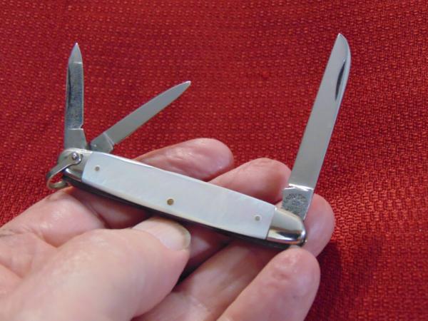 MINT CONDITION VINTAGE HENRY SEARS & SON 1865 SMALL WHITTLER KNIFE GENUINE PEARL 1897-1959 MINT CONDITION VINTAGE HENRY SEARS & SON 1865 SMALL WHITTLER KNIFE GENUINE PEARL 1897-1959