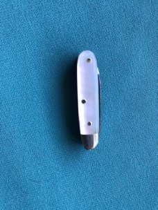 Genuine pearl handled very small 2 bladed folder Genuine pearl handled very small 2 bladed folder