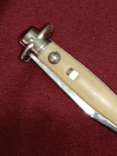 Vintage Shur Snap Fishtail switchblade. Vintage Shur Snap Fishtail switchblade.