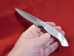 JERRY HENDRIX , CLINTON S.C. USA GENUINE PEARL SMALL HUNTER CUSTOM KNIFE & SHEATH 