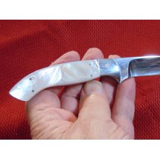 JERRY HENDRIX , CLINTON S.C. USA GENUINE PEARL SMALL HUNTER CUSTOM KNIFE & SHEATH JERRY HENDRIX , CLINTON S.C. USA GENUINE PEARL SMALL HUNTER CUSTOM KNIFE & SHEATH