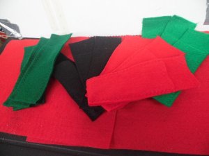 ONE DOZEN MIXED GREEN-RED-BLACK FELT POUCHES for case xx buck schrade pocket knives  or jewelry  USA