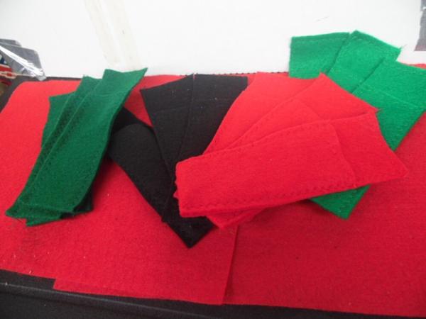 ONE DOZEN MIXED GREEN-RED-BLACK FELT POUCHES for case xx buck schrade pocket knives or jewelry USA ONE DOZEN MIXED GREEN-RED-BLACK FELT POUCHES for case xx buck schrade pocket knives or jewelry USA