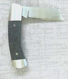 Riaan Ras Sheepsfoot Slipjoint..Jigged Buffalo Horn..14c28n .high polish blade..Castle.. 3.5"..coa Riaan Ras Sheepsfoot Slipjoint..Jigged Buffalo Horn..14c28n .high polish blade..Castle.. 3.5"..coa