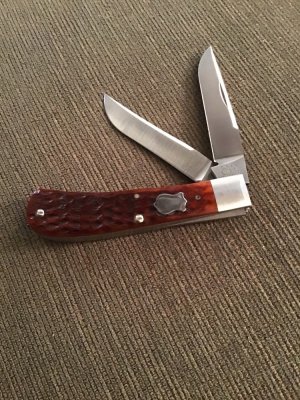 2000  TONY BOSE 62000 ATS-34  CHESTNUT MILLENNIUM JIGGED TRAPPER WITH BADGE SHEILD  & TWO BLADES