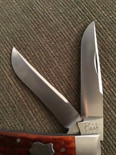 2000 TONY BOSE 62000 ATS-34 CHESTNUT MILLENNIUM JIGGED TRAPPER WITH BADGE SHEILD & TWO BLADES 2000 TONY BOSE 62000 ATS-34 CHESTNUT MILLENNIUM JIGGED TRAPPER WITH BADGE SHEILD & TWO BLADES