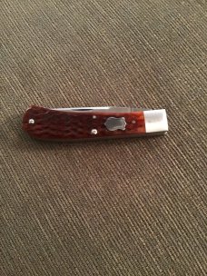 2000 TONY BOSE 62000 ATS-34 CHESTNUT MILLENNIUM JIGGED TRAPPER WITH BADGE SHEILD & TWO BLADES 2000 TONY BOSE 62000 ATS-34 CHESTNUT MILLENNIUM JIGGED TRAPPER WITH BADGE SHEILD & TWO BLADES
