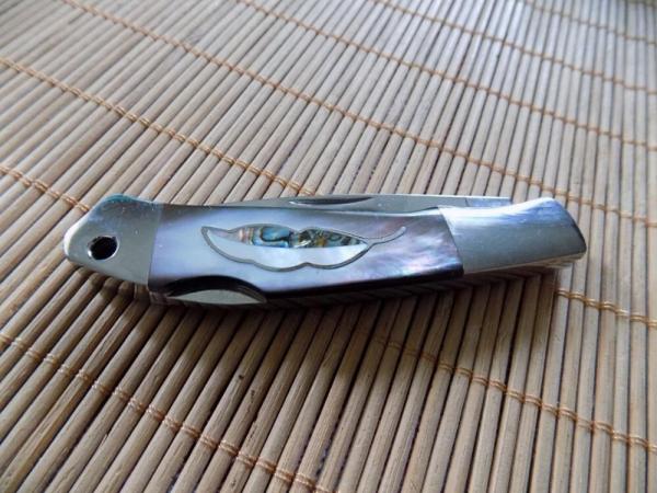 Never Used MOKI Black Pearl knife with leaf inlaid shield
