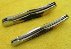 KA-BAR Union Cut Co. Dogs Head, Swell Center Folding Hunter. 2 Knife Set in the box. ...........(R5) KA-BAR Union Cut Co. Dogs Head, Swell Center Folding Hunter. 2 Knife Set in the box. ...........(R5)