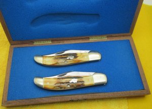 KA-BAR Union Cut Co. Dogs Head, Swell Center Folding Hunter. 2 Knife Set in the box. ...........(R5)