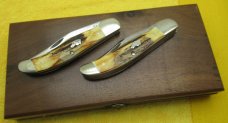 KA-BAR Union Cut Co. Dogs Head, Swell Center Folding Hunter. 2 Knife Set in the box. ...........(R5) KA-BAR Union Cut Co. Dogs Head, Swell Center Folding Hunter. 2 Knife Set in the box. ...........(R5)