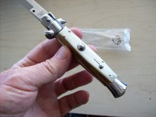 Renzo Beltrame 9 inch Honey Horn Stiletto Bayo Swivel Bolster Brand New Renzo Beltrame 9 inch Honey Horn Stiletto Bayo Swivel Bolster Brand New