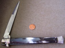 Vintage large picklock MADE IN ITALY manual STILETTO KNIFE w/ cream grey & black HORN handle scales Vintage large picklock MADE IN ITALY manual STILETTO KNIFE w/ cream grey & black HORN handle scales