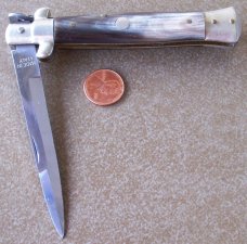 Vintage lockback MADE IN ITALY manual STILETTO KNIFE w/ cream brown & black HORN handle scales Vintage lockback MADE IN ITALY manual STILETTO KNIFE w/ cream brown & black HORN handle scales