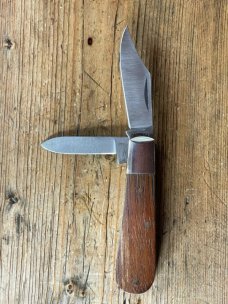 A Wright & Son, Traditional 2-Blade Barlow in Rosewood with Clip and Pen Blades A Wright & Son, Traditional 2-Blade Barlow in Rosewood with Clip and Pen Blades