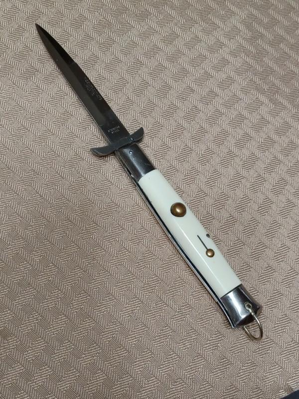 8 3/4" Rare Rizzuto Estileto Milano Single Pin Batwing Guards. 8 3/4" Rare Rizzuto Estileto Milano Single Pin Batwing Guards.