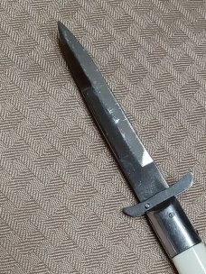 8 3/4" Rare Rizzuto Estileto Milano Single Pin Batwing Guards. 8 3/4" Rare Rizzuto Estileto Milano Single Pin Batwing Guards.
