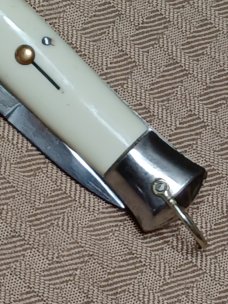 8 3/4" Rare Rizzuto Estileto Milano Single Pin Batwing Guards. 8 3/4" Rare Rizzuto Estileto Milano Single Pin Batwing Guards.