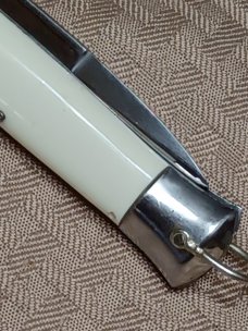 8 3/4" Rare Rizzuto Estileto Milano Single Pin Batwing Guards. 8 3/4" Rare Rizzuto Estileto Milano Single Pin Batwing Guards.