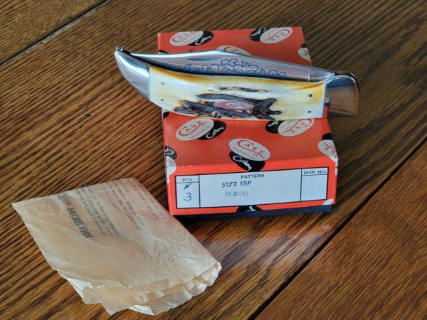 Case Hand Made XX USA 3 Dot (1977) Stag 5172 SSP Blue Scroll Clasp Knife With Correct Pumpkin Box Case Hand Made XX USA 3 Dot (1977) Stag 5172 SSP Blue Scroll Clasp Knife With Correct Pumpkin Box