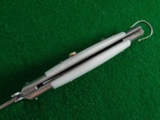 Rizzuto Estiletto WHITE Pearlized Scales 8-5/8" Open MINT