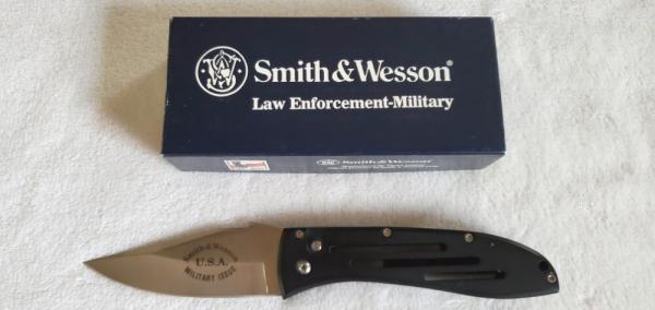 Smith & Wesson Model SW1000 Military Issue Automatic Knife