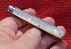VINTAGE KELLY-HOW-THOMSON CO. HICKORY DOCTOR'S KNIFE GENUINE PEARL c1902-1947 VINTAGE KELLY-HOW-THOMSON CO. HICKORY DOCTOR'S KNIFE GENUINE PEARL c1902-1947