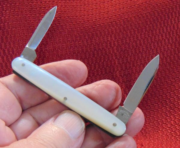 MINT CONDITION CATTARAUGUS CUTLERY CO. LITTLE VALLY N.Y. 20663 PEN KNIFE GEN. PEARL 1886-1963 MINT CONDITION CATTARAUGUS CUTLERY CO. LITTLE VALLY N.Y. 20663 PEN KNIFE GEN. PEARL 1886-1963