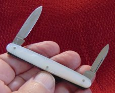 MINT CONDITION CATTARAUGUS CUTLERY CO. LITTLE VALLY N.Y. 20663 PEN KNIFE GEN. PEARL 1886-1963 MINT CONDITION CATTARAUGUS CUTLERY CO. LITTLE VALLY N.Y. 20663 PEN KNIFE GEN. PEARL 1886-1963