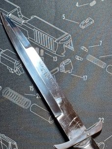 11" vintage rizzuto estilleto milano. Single pin batwing. 11" vintage rizzuto estilleto milano. Single pin batwing.