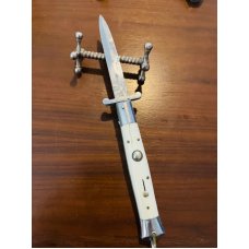 White Rizzy with crack and blade peek White Rizzy with crack and blade peek