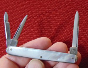  VINTAGE BRIDGE CUTLERY CO. ST. LOUIS ( NORVELL-SHAPLEIGH ) GENUINE PEARL SMALL WHITTLER 1902-1939