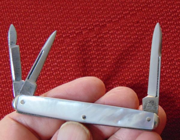 VINTAGE BRIDGE CUTLERY CO. ST. LOUIS ( NORVELL-SHAPLEIGH ) GENUINE PEARL SMALL WHITTLER 1902-1939 VINTAGE BRIDGE CUTLERY CO. ST. LOUIS ( NORVELL-SHAPLEIGH ) GENUINE PEARL SMALL WHITTLER 1902-1939