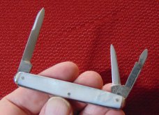 VINTAGE BRIDGE CUTLERY CO. ST. LOUIS ( NORVELL-SHAPLEIGH ) GENUINE PEARL SMALL WHITTLER 1902-1939 VINTAGE BRIDGE CUTLERY CO. ST. LOUIS ( NORVELL-SHAPLEIGH ) GENUINE PEARL SMALL WHITTLER 1902-1939
