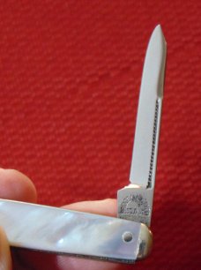 VINTAGE BRIDGE CUTLERY CO. ST. LOUIS ( NORVELL-SHAPLEIGH ) GENUINE PEARL SMALL WHITTLER 1902-1939 VINTAGE BRIDGE CUTLERY CO. ST. LOUIS ( NORVELL-SHAPLEIGH ) GENUINE PEARL SMALL WHITTLER 1902-1939