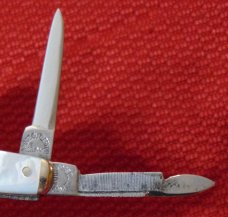 VINTAGE BRIDGE CUTLERY CO. ST. LOUIS ( NORVELL-SHAPLEIGH ) GENUINE PEARL SMALL WHITTLER 1902-1939 VINTAGE BRIDGE CUTLERY CO. ST. LOUIS ( NORVELL-SHAPLEIGH ) GENUINE PEARL SMALL WHITTLER 1902-1939