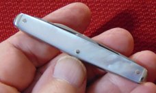 VINTAGE BRIDGE CUTLERY CO. ST. LOUIS ( NORVELL-SHAPLEIGH ) GENUINE PEARL SMALL WHITTLER 1902-1939 VINTAGE BRIDGE CUTLERY CO. ST. LOUIS ( NORVELL-SHAPLEIGH ) GENUINE PEARL SMALL WHITTLER 1902-1939