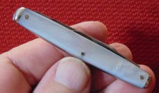 VINTAGE BRIDGE CUTLERY CO. ST. LOUIS ( NORVELL-SHAPLEIGH ) GENUINE PEARL SMALL WHITTLER 1902-1939 VINTAGE BRIDGE CUTLERY CO. ST. LOUIS ( NORVELL-SHAPLEIGH ) GENUINE PEARL SMALL WHITTLER 1902-1939