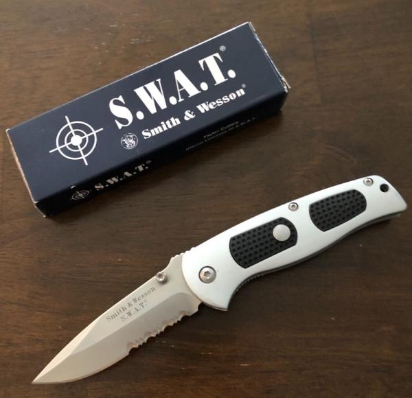 Smith & Wesson dual action S.W.A.T. knife - SW5000 - Serrated 440 Steel Blade