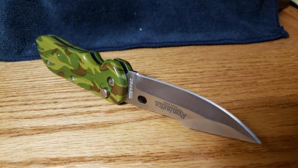 Remington Automatic Push Button Side Opening Switchblade Knife, New in the Box. Remington Automatic Push Button Side Opening Switchblade Knife, New in the Box.