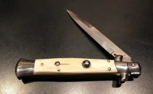 NEW - Italian 9" Stiletto, Honey Horn Scales