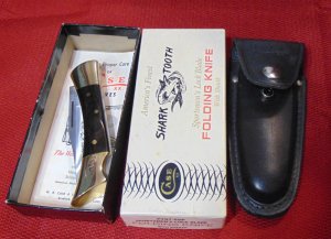 MINT IN BOX CASE XX USA SHARKTOOTH SPORT'SMEN'S LOCKBACK P197-SSP WOOD HANDLES 1975 