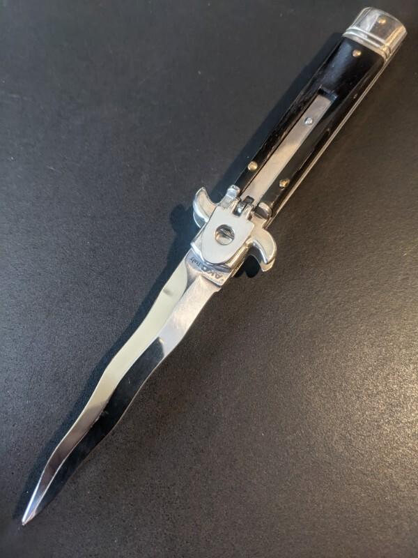 AKC Kris Blade Leverletto by Bill DeShivs Slim Leverlock 20cm - 8” Dark B. Horn AKC Kris Blade Leverletto by Bill DeShivs Slim Leverlock 20cm - 8” Dark B. Horn