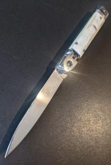 G.O.M. Slimline Leverlock 20cm - 8” Blonde Honey Horn... Snappy and Rare! G.O.M. Slimline Leverlock 20cm - 8” Blonde Honey Horn... Snappy and Rare!