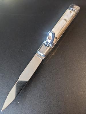 G.O.M. Slimline Leverlock 20cm - 8” Blonde Honey Horn... Snappy and Rare! 