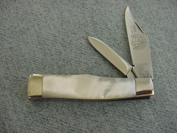 Vintage Queen(Crown) U.S.A., 1982, Etched, Large, Pearl Handle Gunstock Pattern Pocket Knife Vintage Queen(Crown) U.S.A., 1982, Etched, Large, Pearl Handle Gunstock Pattern Pocket Knife