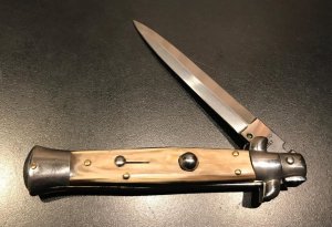NEW - Italian 9" Stiletto, Honey Horn Scales