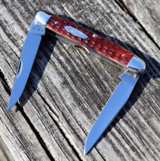 Unused Case XX Muskrat knife. Snaps, no cracks. Factory blades from 1940’s. Mint. Rare, like new