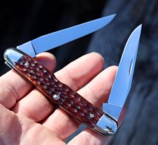 Unused Case XX Muskrat knife. Snaps, no cracks. Factory blades from 1940’s. Mint. Rare, like new